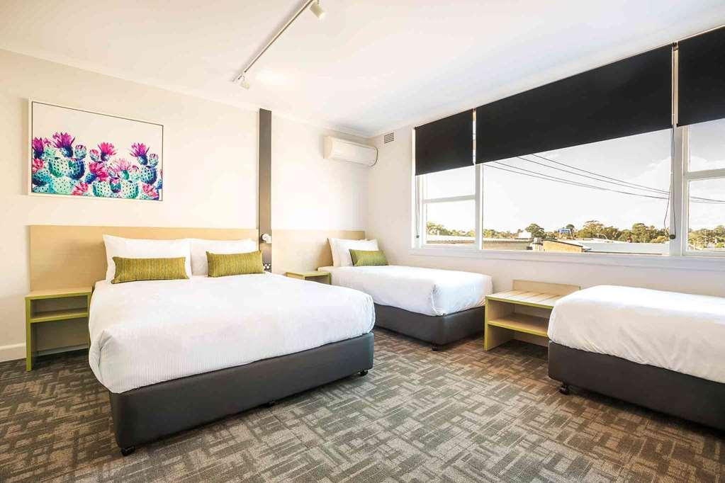Nightcap At Hume Hotel Bankstown Zimmer foto